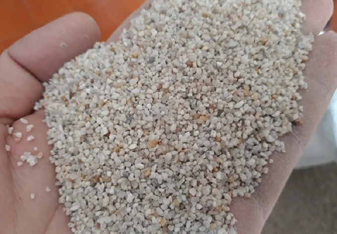 Có thể cảm nhận độ ẩm rõ ràng khi tiếp xúc trực tiếp với cát